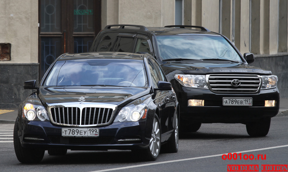 Похожий номер. Майбах к001сс сопровождение. Maybach с сопровождением. Автомобильный номер 789. Кортеж с одинаковыми номерами.